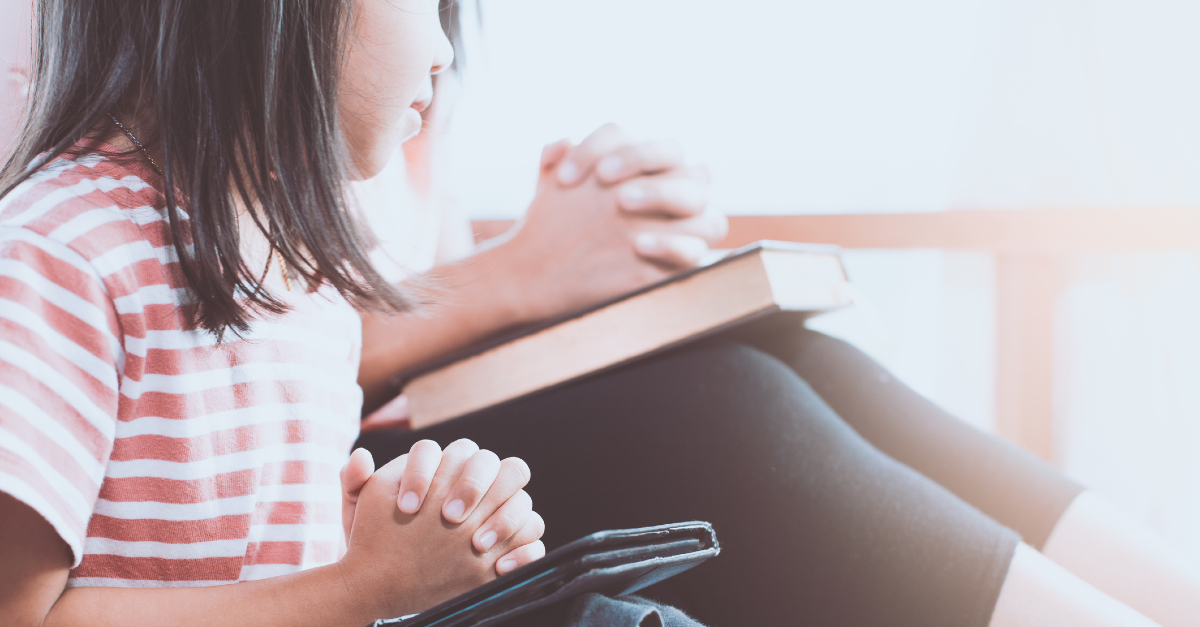 mom and daughter praying