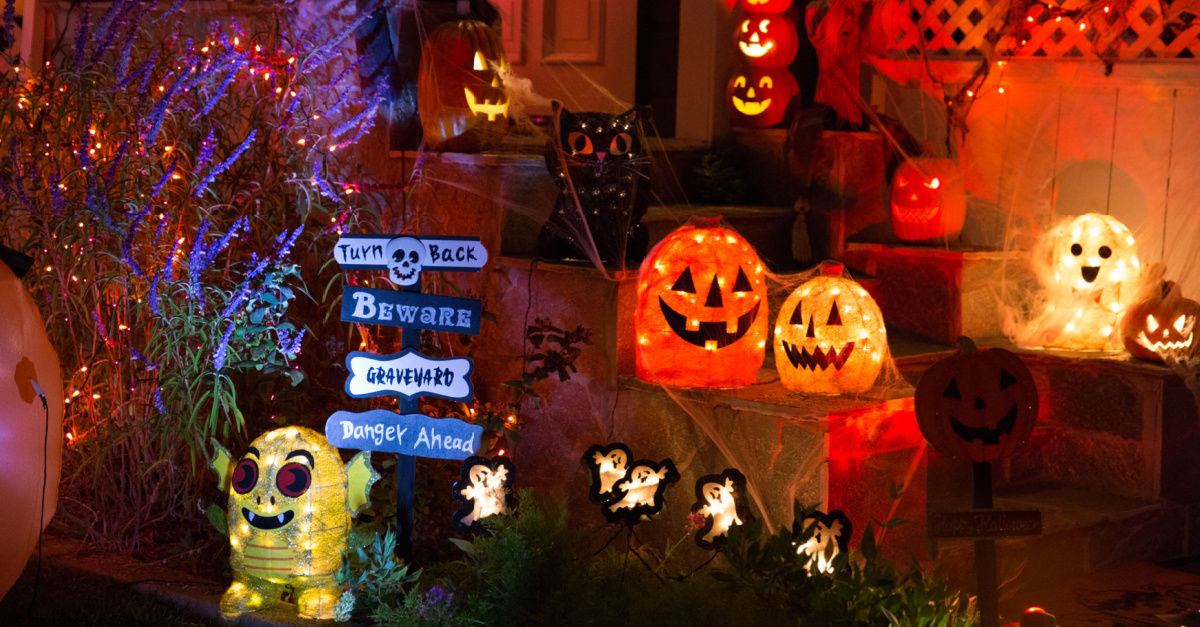 A house decorated for Halloween, Neighbors decorate grieving mothers house for Halloween