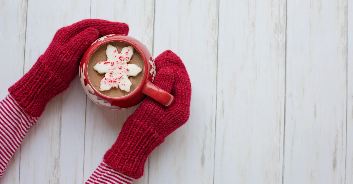 mitten hands holding hot chocolate, old fashioned christmas tips