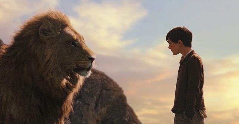 Edwin and Aslan looking at each other, The Lion, The Witch and the Wardrobe