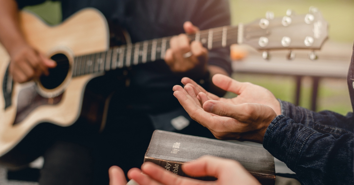 5 formas de usar la adoración como un arma contra los ataques espirituales