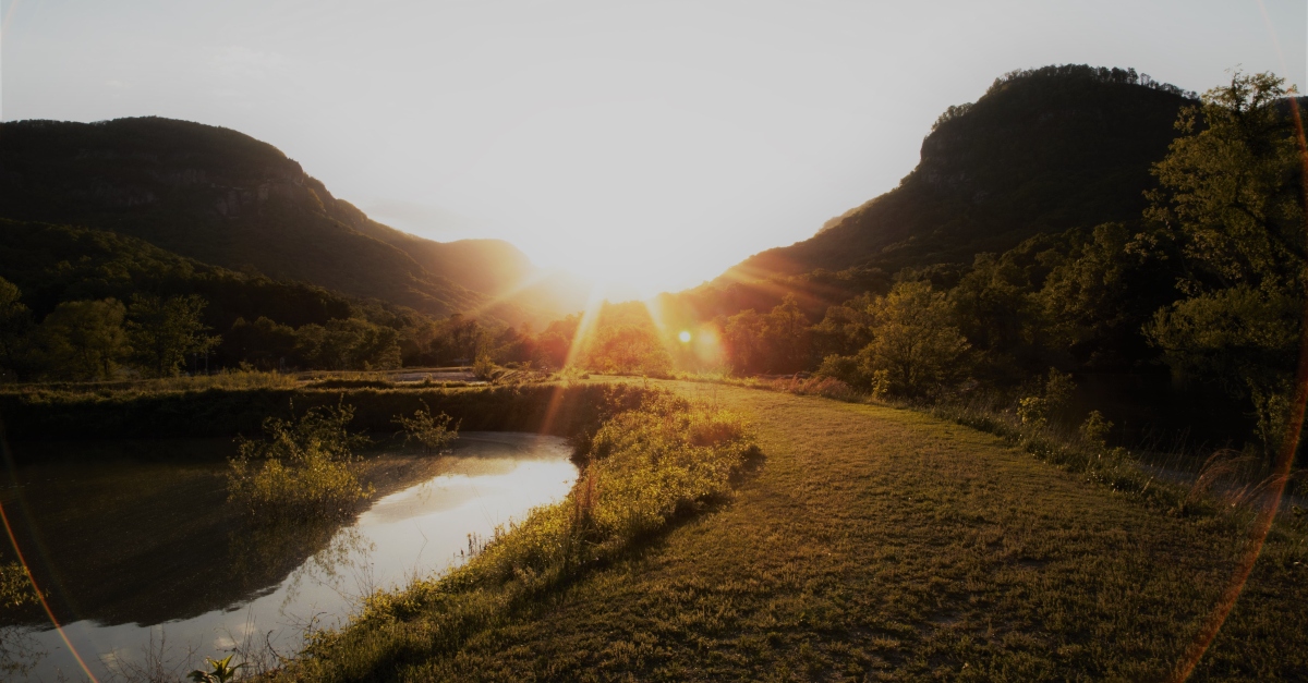 Sunrise in front of a pond