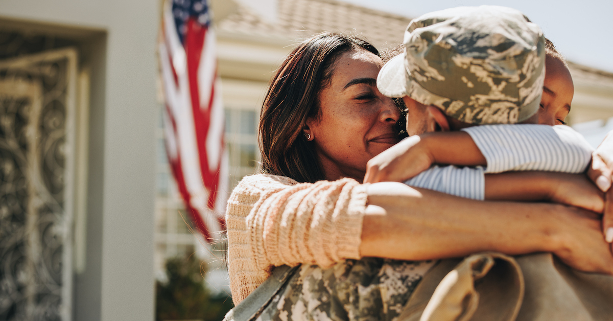 10 maneras de apoyar a los cónyuges militares