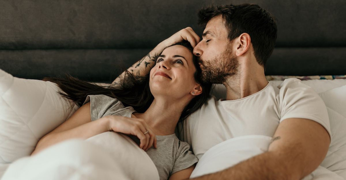 6 طرق بسيطة لإظهار عاطفتك لزوجتك عندما لا تشعر بذلك
