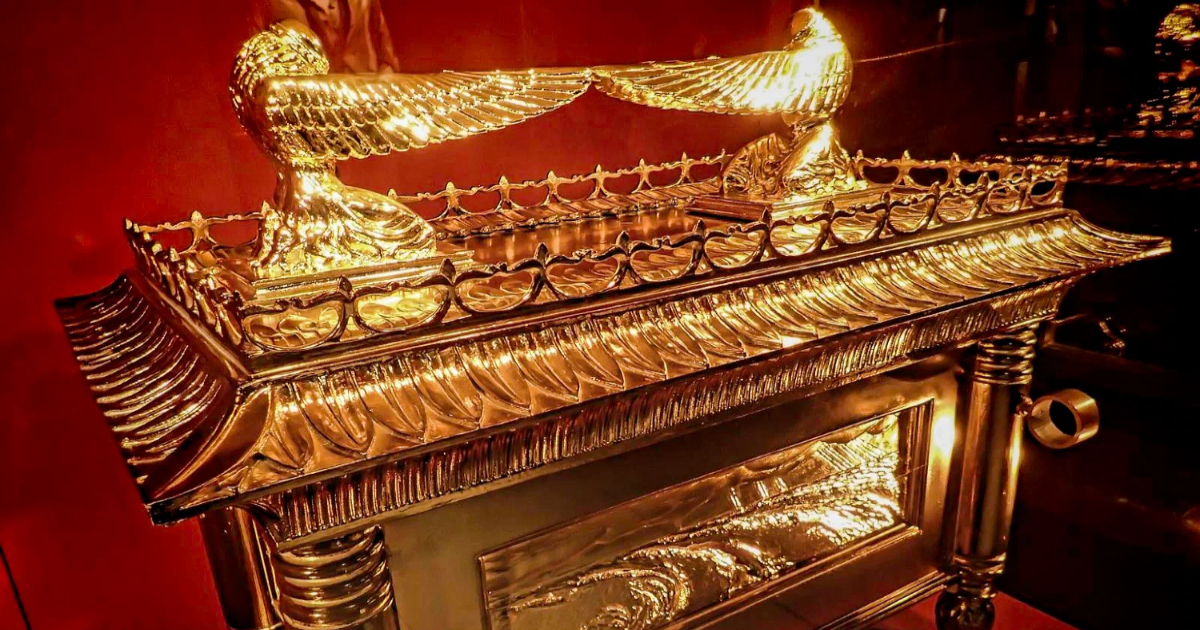 Indiana Jones ARK CHERUB ANGEL Gold Ark of the Covenant. 