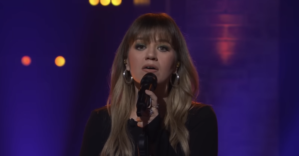 Kelly Clarkson Postp...