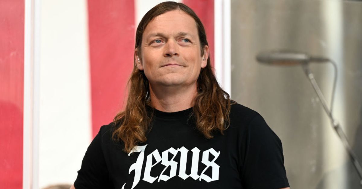 Brad Arnold Gives Ho...