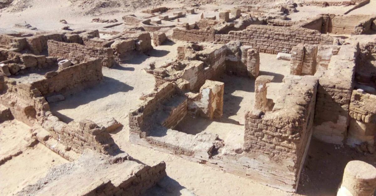Archaeologists Uncov...